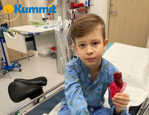 Lukas istuu sairaalasängyllä jäätelö kädessään.