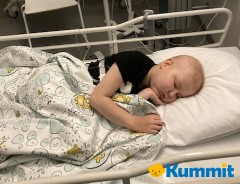 Lukas nukkuu sairaalasängyllä